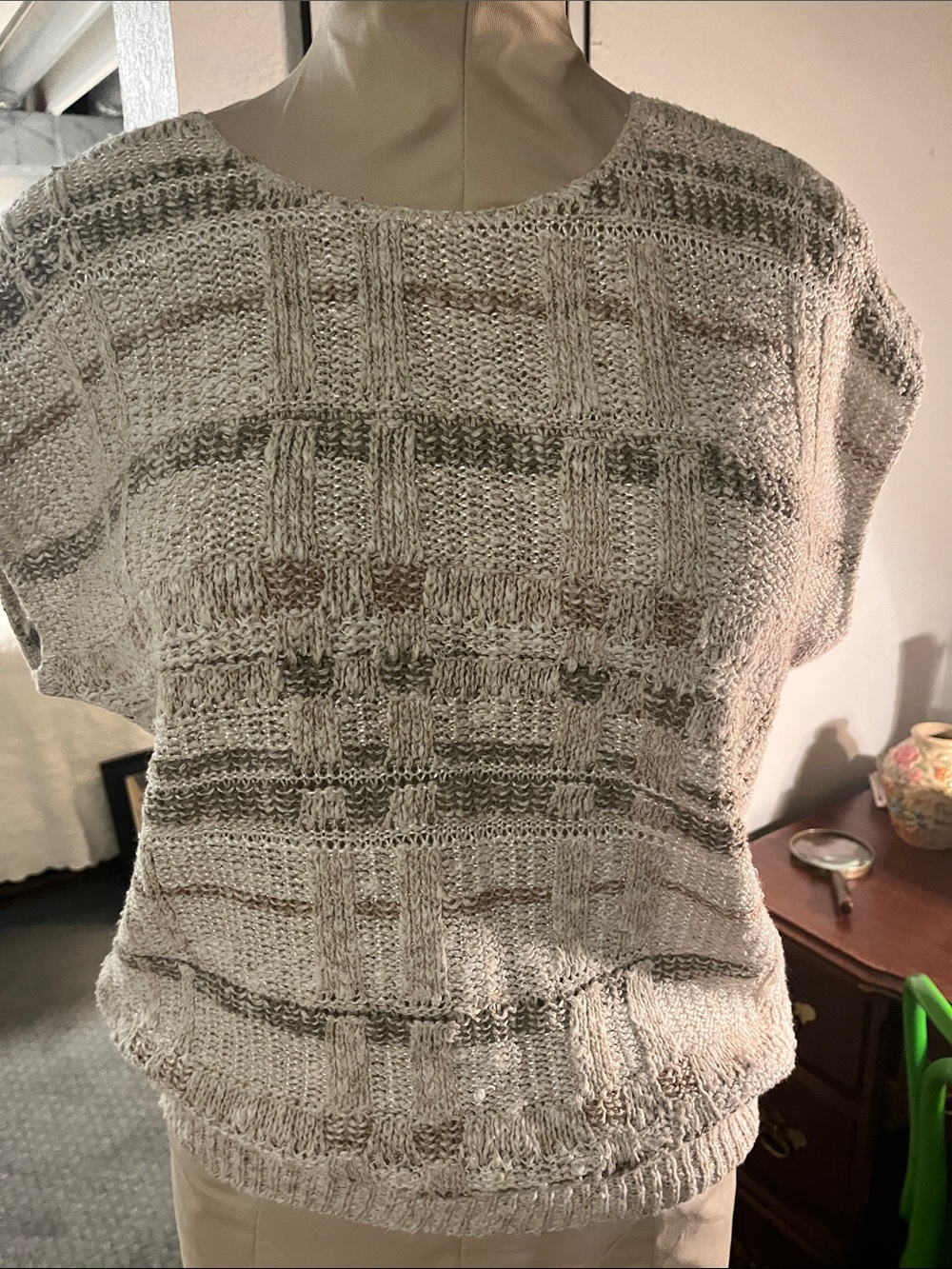 Vintage Textured Knit Short Sleeve Sweater in Cream and Taupe